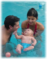 Papás y bebé en la piscina