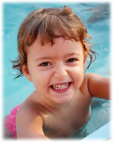 Niño en la piscina