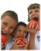 niños frutas y verduras