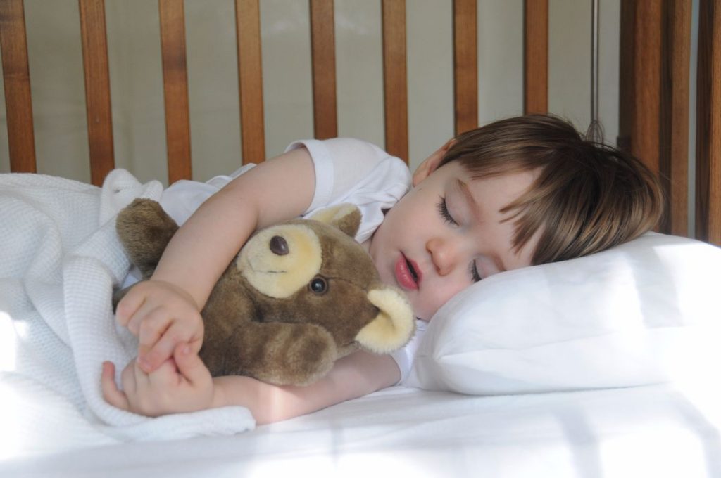 Qué hago para que mi hijo se despierte más tarde