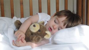 Qué hago para que mi hijo se despierte más tarde