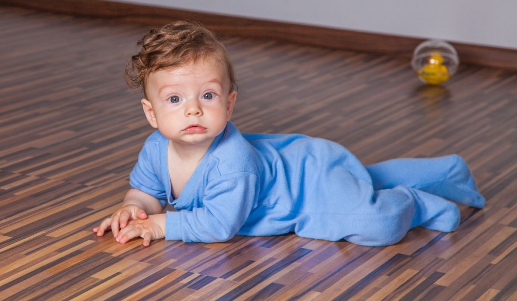 Cómo mantener el cabello rubio del bebé