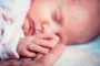 Bebé acostada- ¿Debería perforar la oreja de mi hija? Una especialista nos responde
