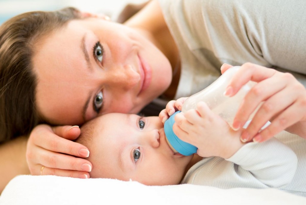 Mamá con bebé y mamadera