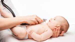 causas de los problemas cardíacos en los niños