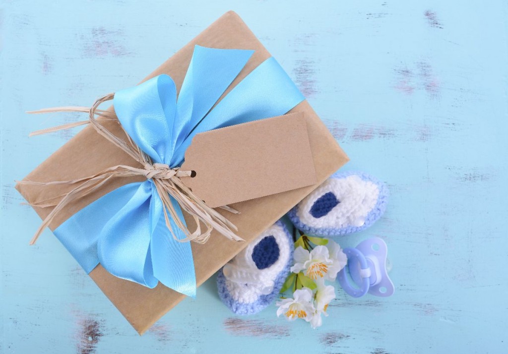 Caja de regalo con zapatos y lazo azul - Revela el sexo de tu bebé con una fiesta