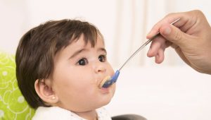 Para el bebé alimentos sólidos o cremas