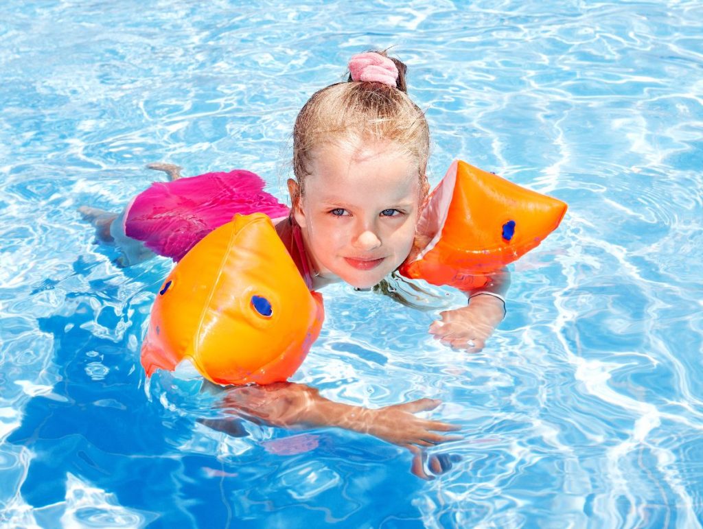 Niña en la piscina- Al fin tus hijos disfrutarán de la piscina sin temor