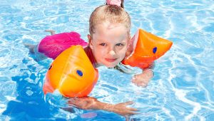 Niña en la piscina- Al fin tus hijos disfrutarán de la piscina sin temor