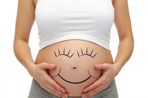 Panza de embarazada feliz