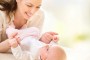 Madre y bebé en pañal- Conoce cómo cambiar el pañal a un recién nacido paso a paso