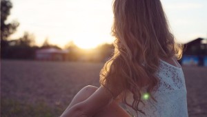 Mujer puesta de sol, embarazo tras aborto