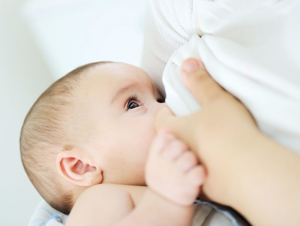 Madre amamantando a su bebé.