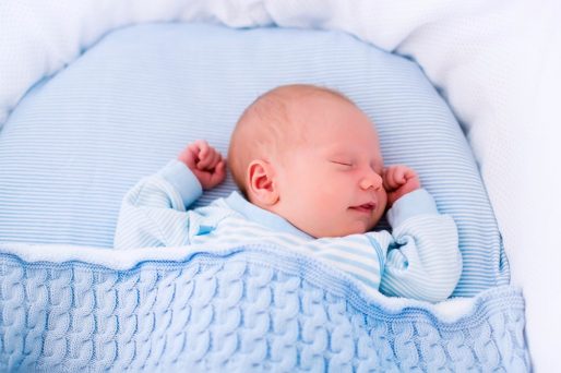 por qué el bebé sonríe mientras duerme