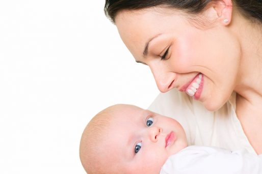 beneficios de abrazar a tu hijo