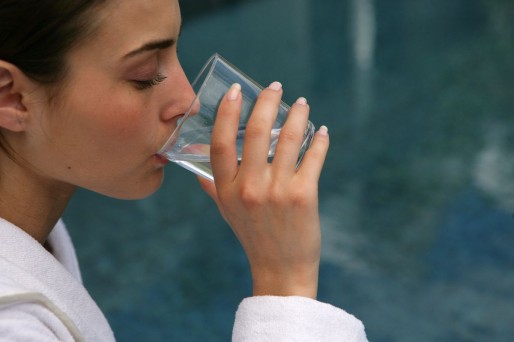 mujer tomando agua. ¿Es seguro tomar agua de la llave en el embarazo?