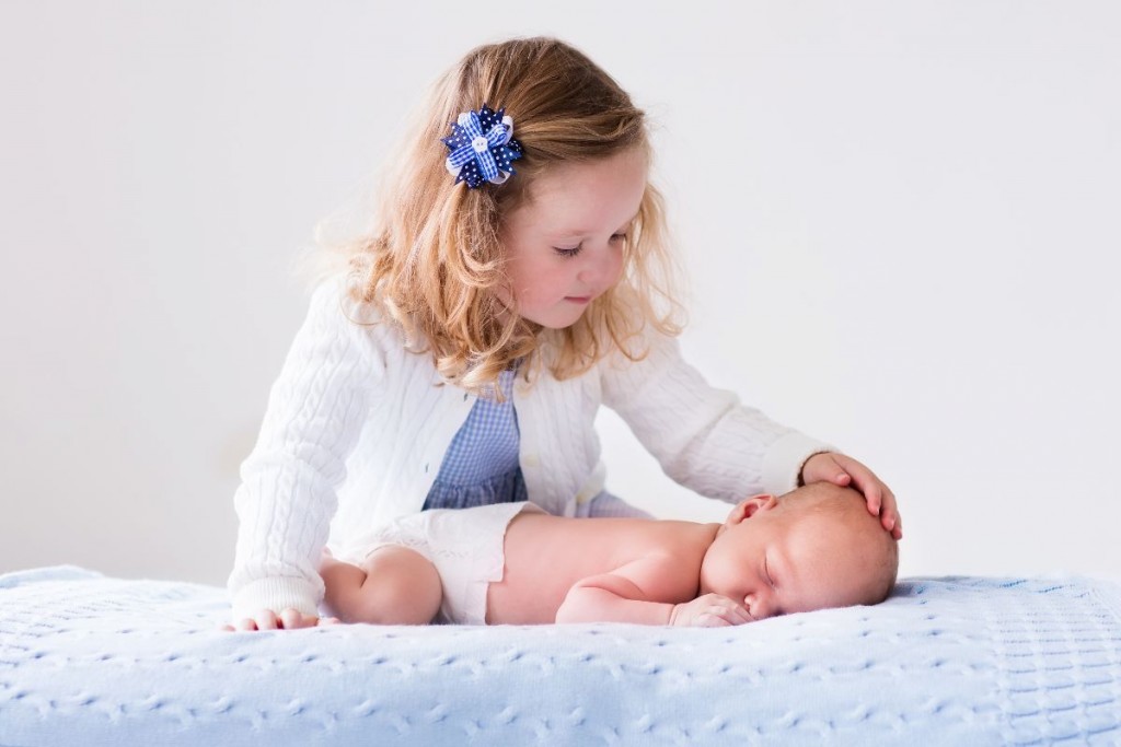 niña conoce hermanito