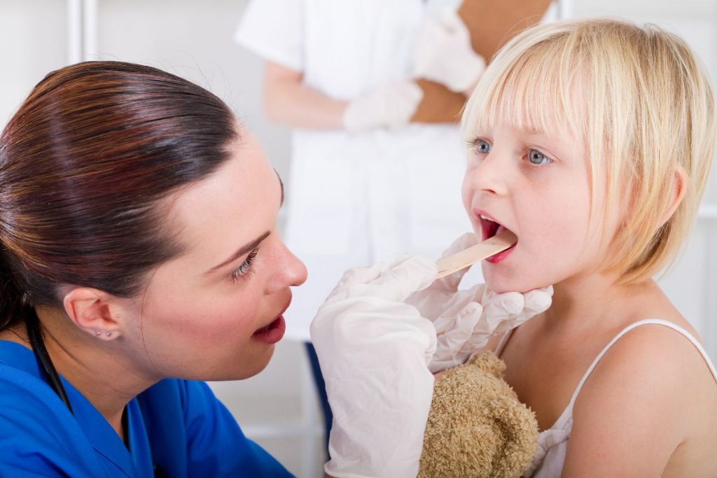 alternativa medicinal estudia íntegramente al niño y el entorno en el cual se encuentra.