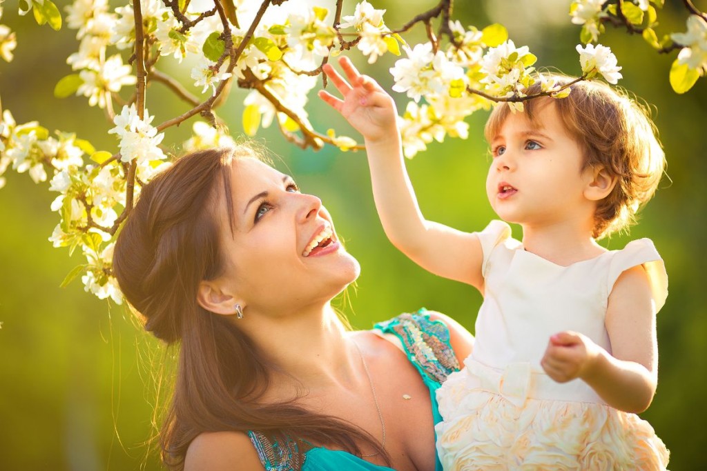 Mujer feliz xon hija en brazos
