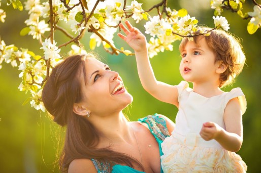 Mujer feliz xon hija en brazos