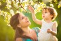 Mujer feliz xon hija en brazos