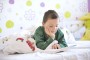 Niño leyendo en la cama