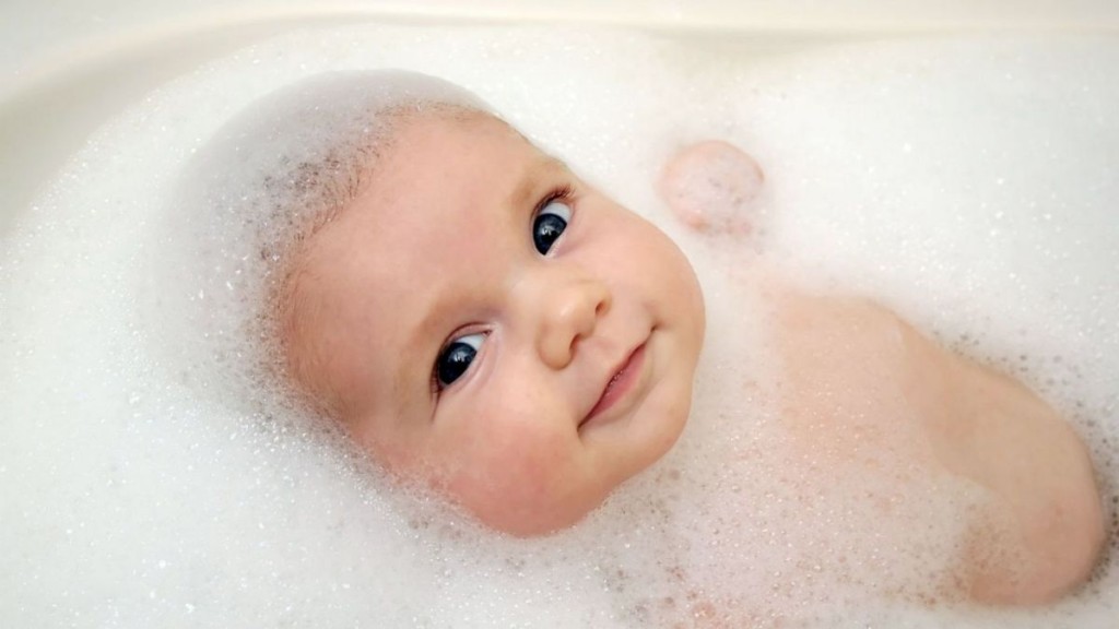 baño bebé- Primer baño en tina del bebé