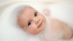 baño bebé- Primer baño en tina del bebé