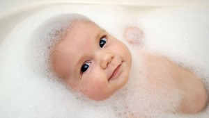 baño bebé- Primer baño en tina del bebé