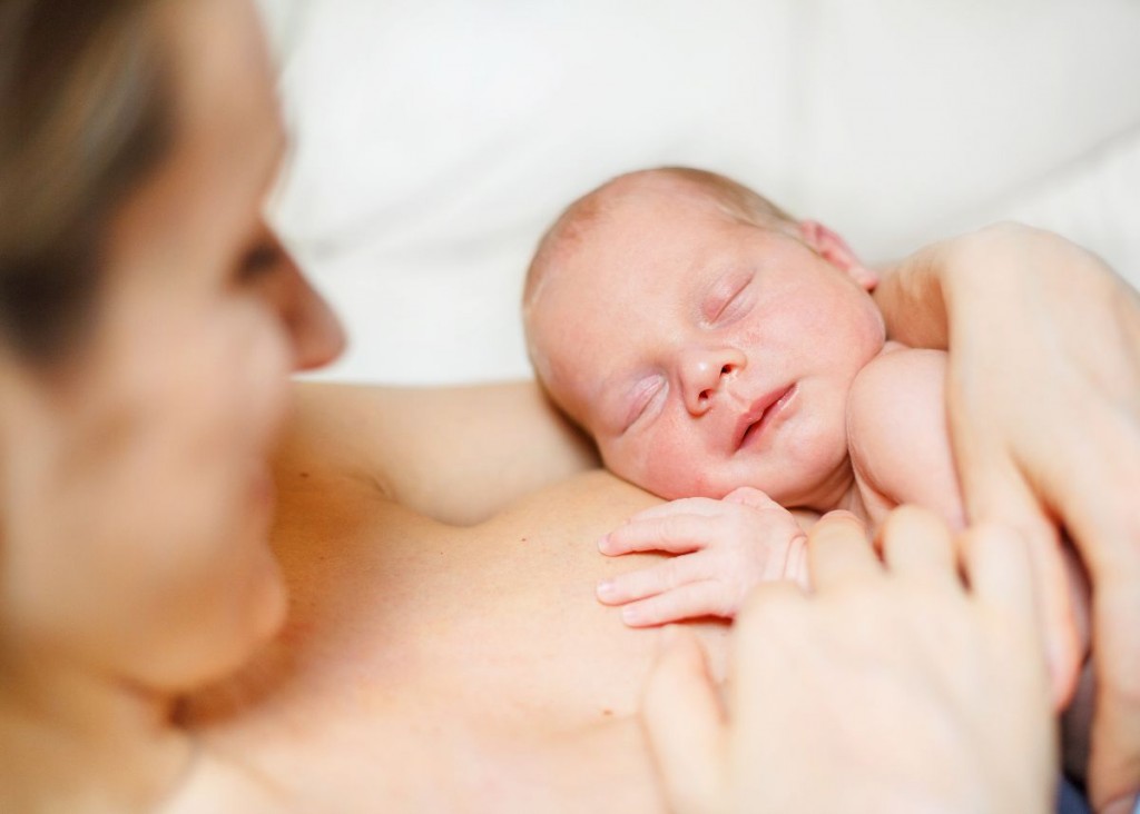 Madre amamantando-aprende a amamantar en posición acostada