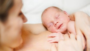 Madre amamantando-aprende a amamantar en posición acostada