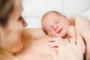 Madre amamantando-aprende a amamantar en posición acostada
