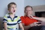 Niño hablando dura con su padre-Mi hijo habla muy fuerte, ¿Es normal?