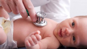 doctor consultando a un bebé