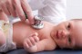 doctor consultando a un bebé