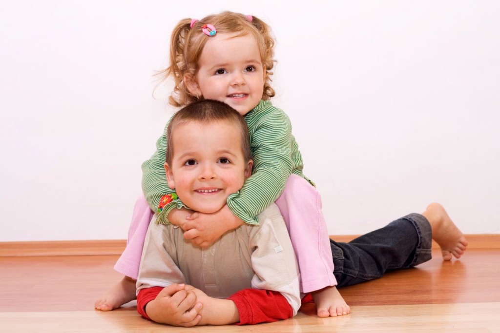 Niños- Mi hijo mete los dedos en los enchufes: te decimos qué hacer