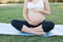 Mujer embarazada haciendo ejercicios al aire libre- ¿A qué intensidad debo ejercitarme durante mi embarazo?