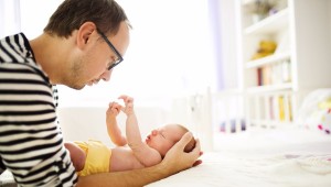 Cuando el olfato de papá le juega una mala pasada en el cambio de pañales