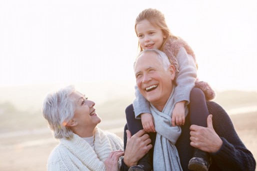 abuelos con nieta