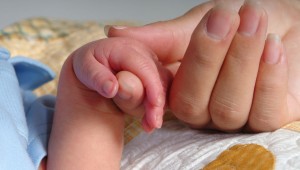 manos- No cortes las uñas al recién nacido, límalas