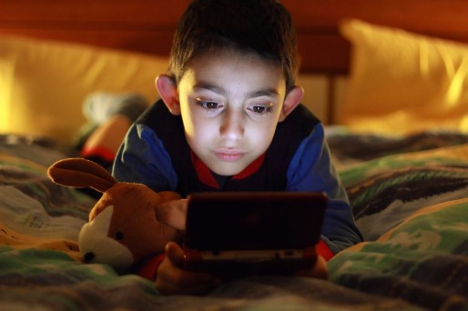 niño jugando solo