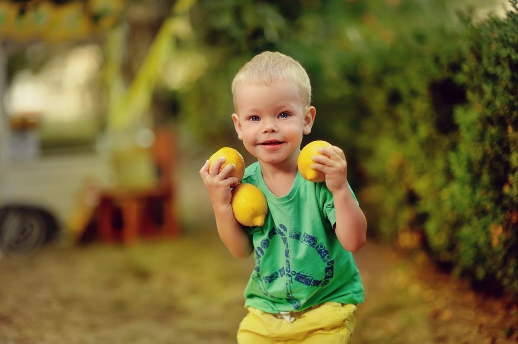 niño con limones