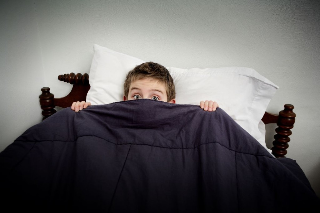niño en la cama con miedo