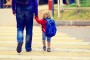 niño caminando con su padre