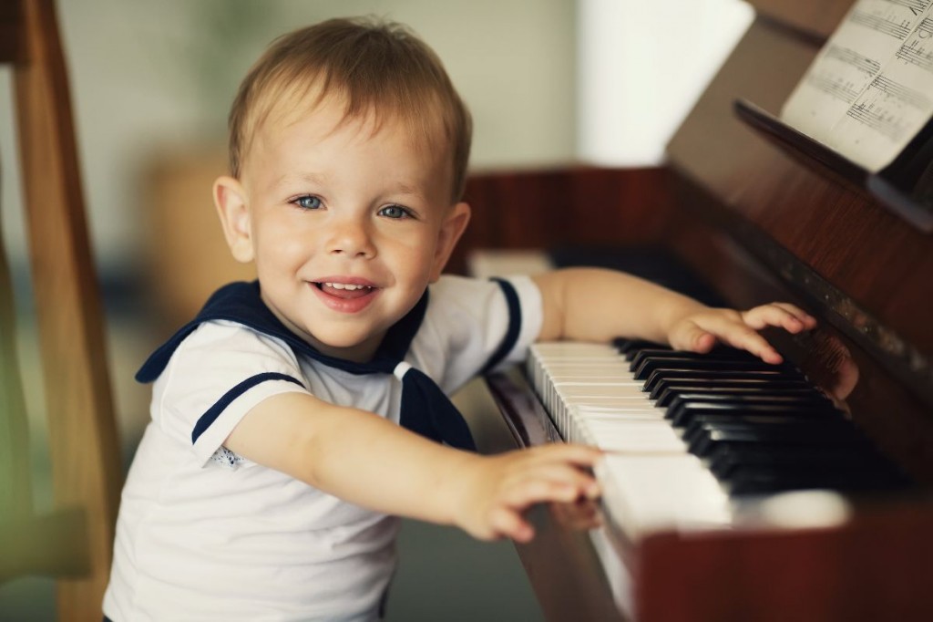 Niño tocando piano