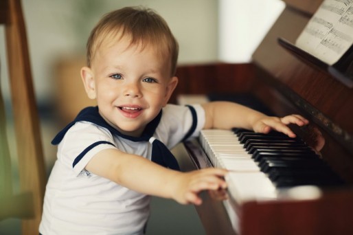 Niño tocando piano