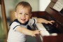 Niño tocando piano