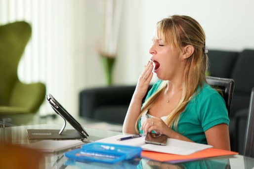 mujer bostezando