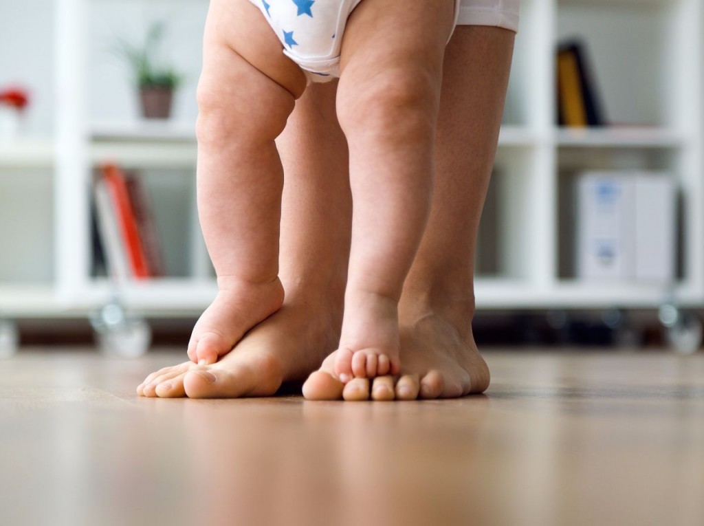 primeros pasos: pies madre y bebé