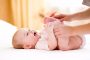 bebé recibiendo masajes- aprende a aliviar el cólico de tu bebé con masajes